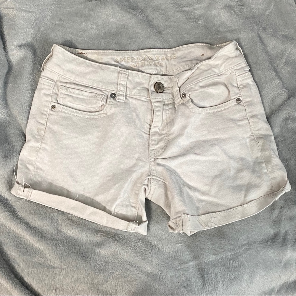 White American Eagle shorts